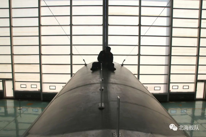 ▲无线电员对机件进行维护