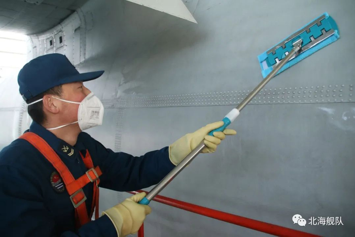 ▲对飞机外部蒙皮进行全面清洗