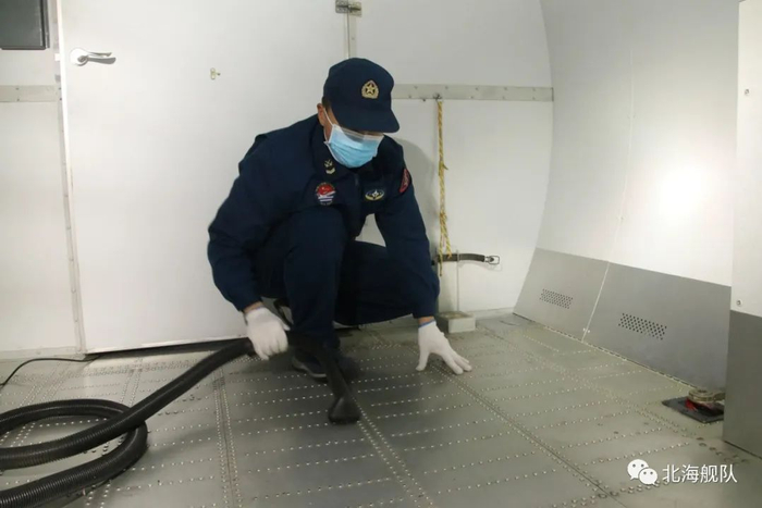 ▲对机舱内部进行清洁，确保空勤人员能有个舒适的工作环境