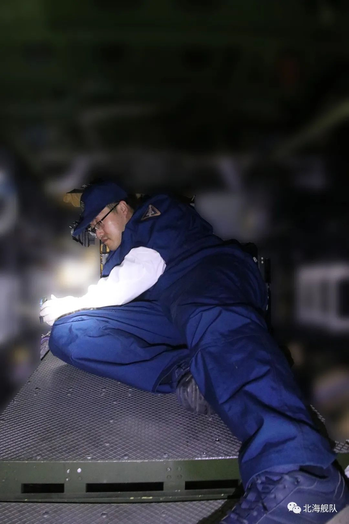 ▲对某机件进行拆卸