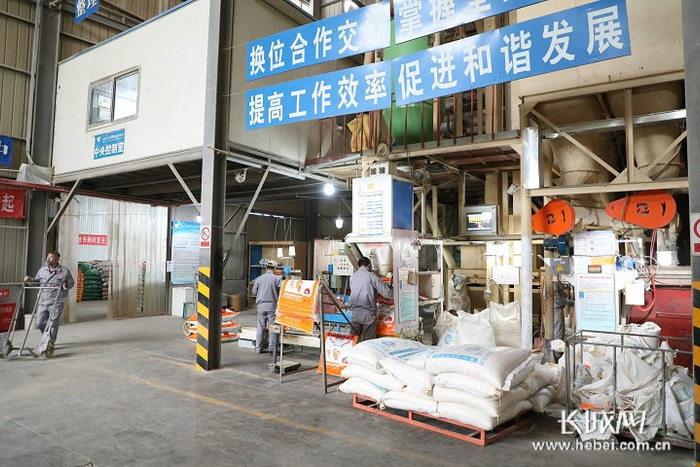 公司车间内工人正在工作。长城新媒体记者 张晨光 摄