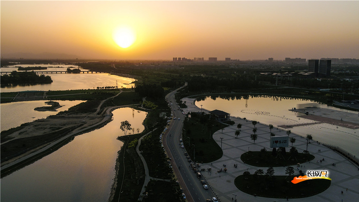 　　夕阳下的石家庄滹沱河生态旅游景区。