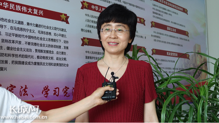 全国人大代表王凤巧接受长城新媒体记者采访。齐彦红 摄