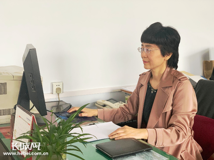 全国人大代表王凤巧在为两会建议做资料补充。刘杨 摄