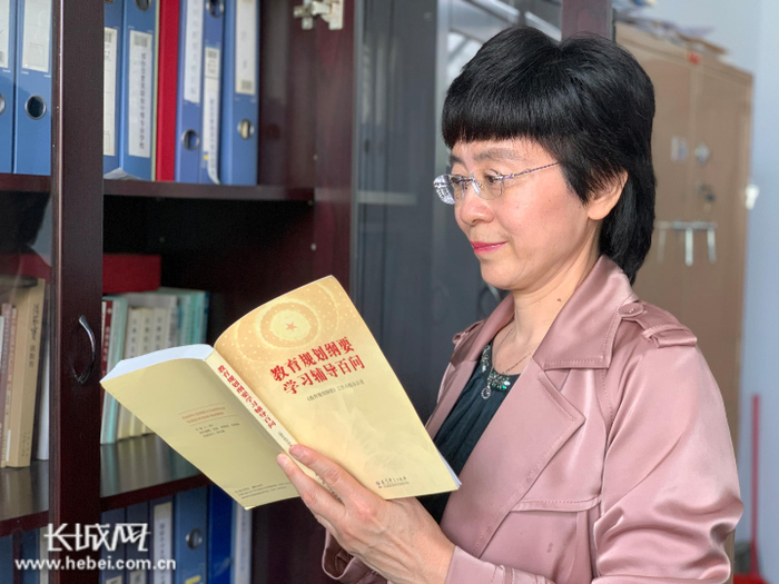 全国人大代表王凤巧正在查阅资料。刘杨 摄