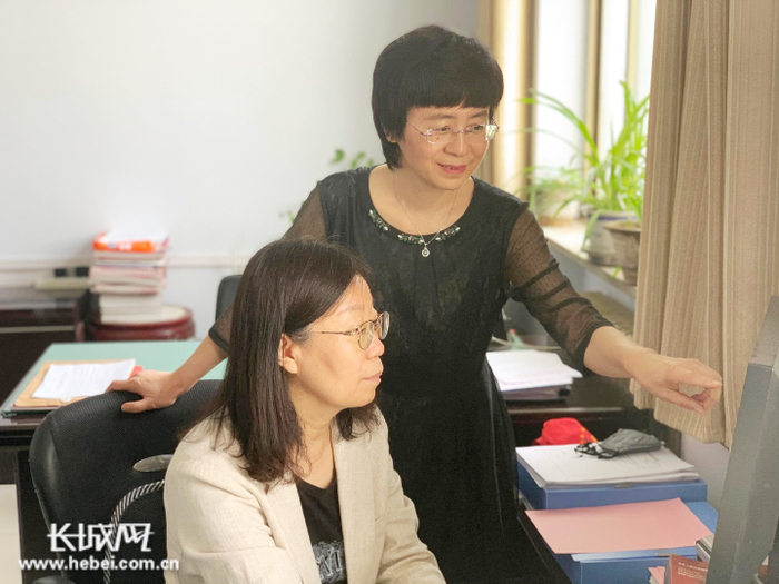 全国人大代表王凤巧和同事就相关课题进行学术交流。刘杨 摄