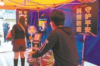  越秀区矿泉街瑶台社区的岗亭配有红外测温设备。广州日报全媒体记者廖靖文、苏俊杰摄