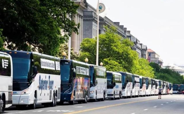  △5月13日，上千辆巴士司机聚集在白宫门前及附近举行静默抗议示威