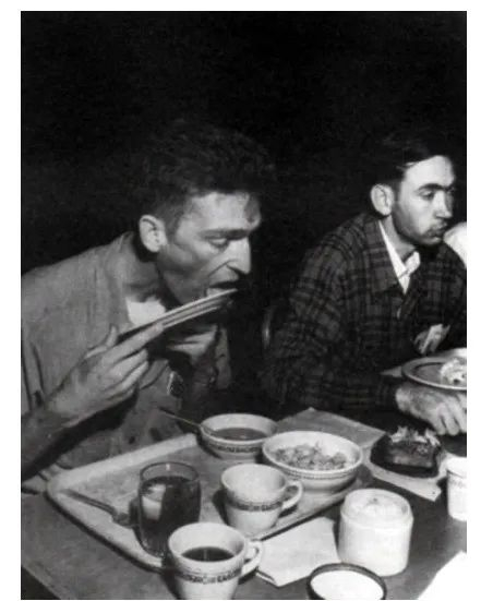 晚餐时，参与者在舔盘。图片来源：Mad Science Museum