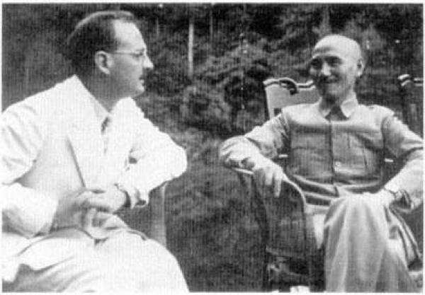 拉贴摩尔（左）