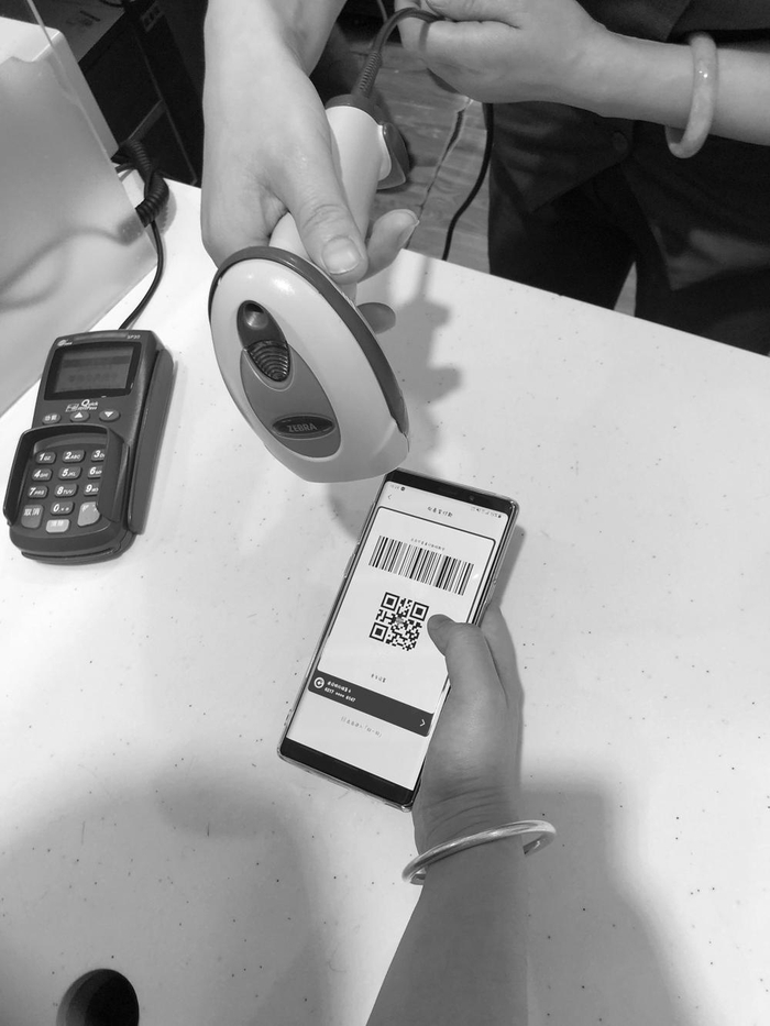 消费者出示消费券二维码购物