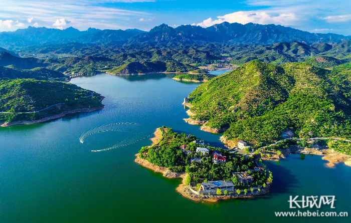 长城脚下的上关湖清澈碧透，宛若碧玉镶嵌在群山之间。李文惠 摄