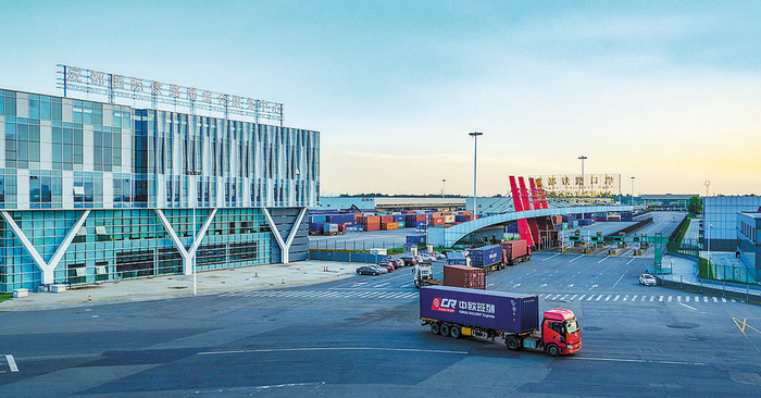 成都国际铁路港综合服务中心外景