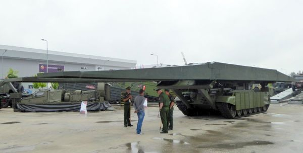资料图片：防展上的俄军新型MTU-2020架桥坦克。（俄国防部官网）