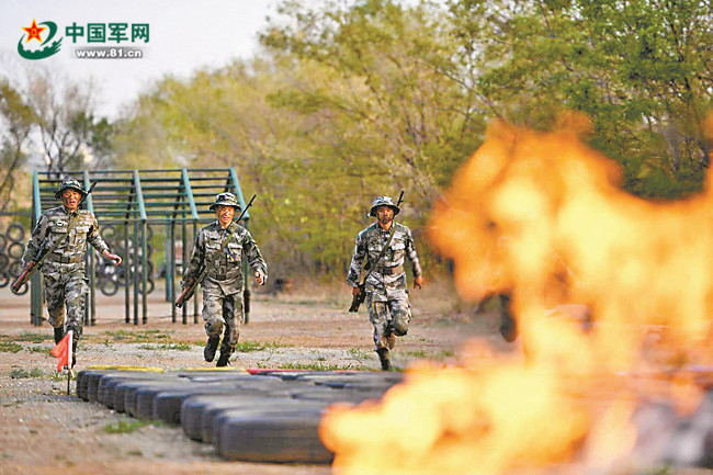 夏练三伏。杨再新、刘林摄