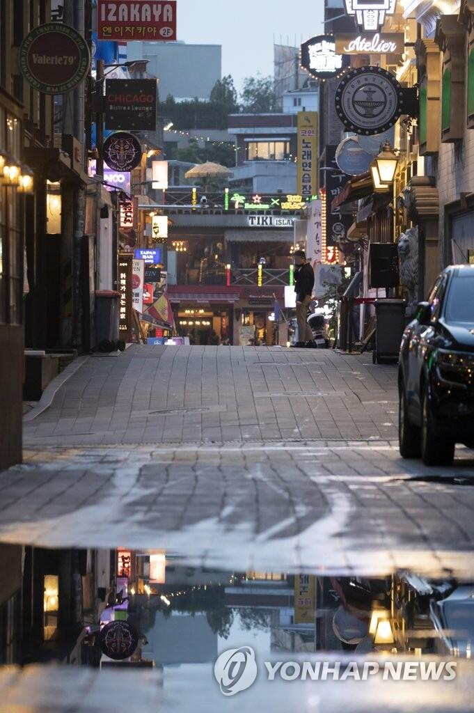 （5月16日，疫情下冷清的梨泰院街头。图源：韩联社）