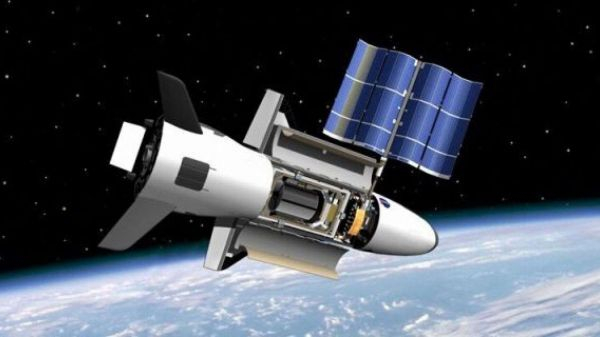 资料图片：美军X-37B空天飞机在轨运行想象图。（美空军官网）