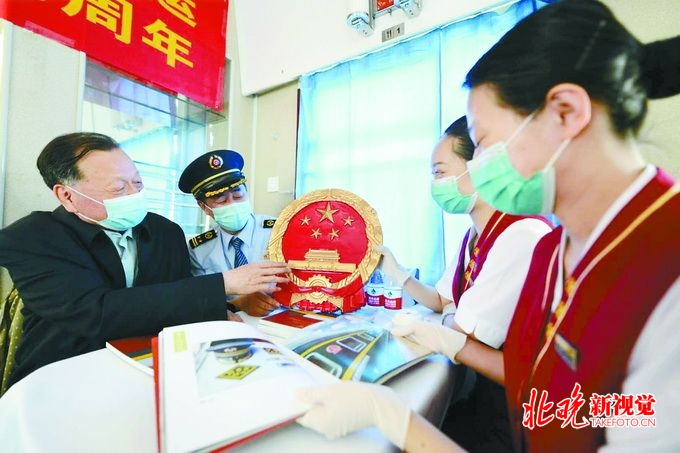 已经退休的原列车长张福新和现职列车员回顾过去