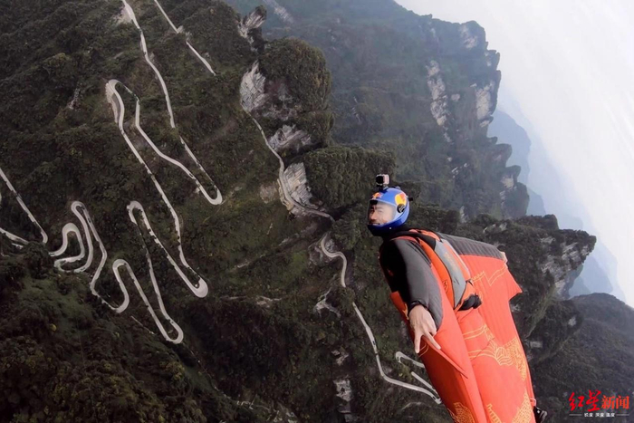 张树鹏在进行翼装飞行。受访者供图