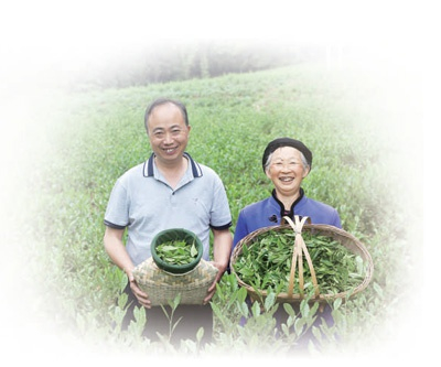  重庆黔江区中塘镇双石村驻村第一书记王运洪（左）和村民展示所种植的茶叶。 杨敏摄（人民视觉）