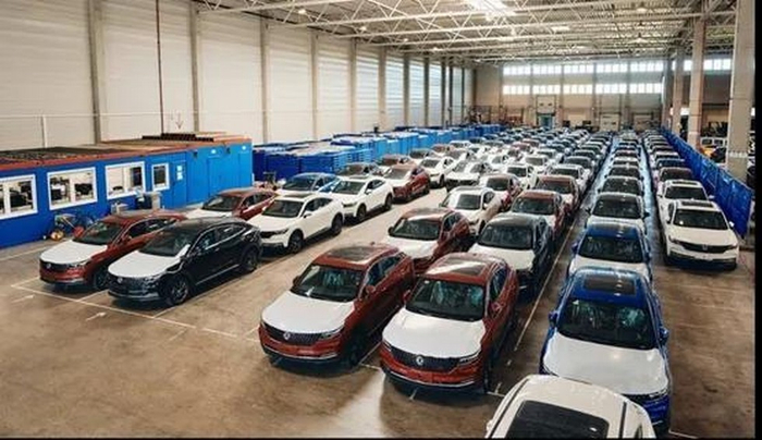 百辆东风风光ix5抵达德国不来梅哈芬车站库房