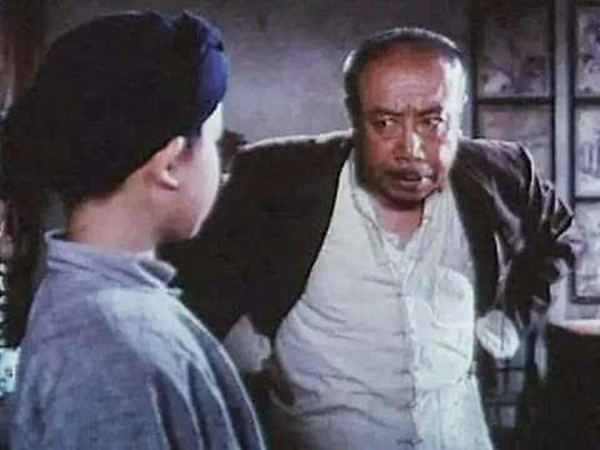 图为刘江在《闪闪的红星》里饰演胡汉三（右）的剧照。（资料图片）