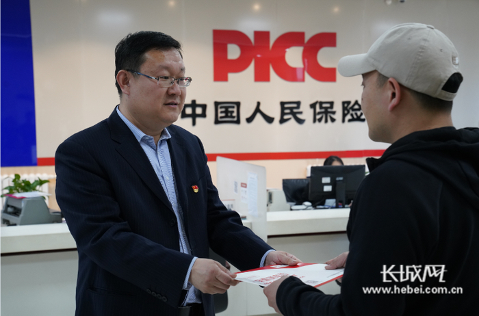 王青在工作中。河北金融团工委 供图