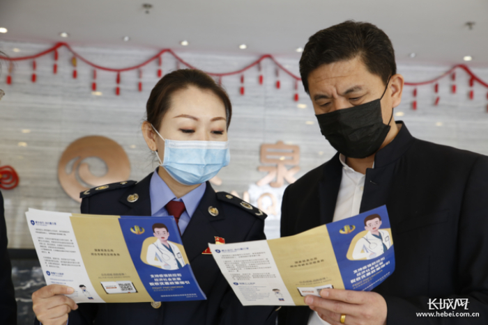 邢台市税务干部进企业送政问需。丽萍 供图