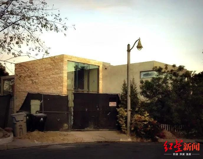 　　▲2016年，马斯克名下的另一家公司以2425万美元买下Somera Rd上一幢尚未完工的大型白色几何形当代建筑。