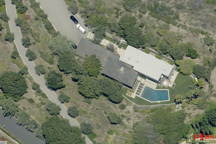 ▲2015年，马斯克又在同一条街上，斥资2000万美元购入了占地3.41英亩的房产。卫星图截图