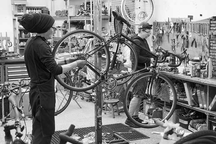 需求大增也让自行车店里忙了起来。