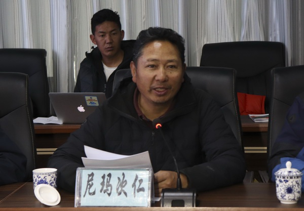 　　△尼玛次仁主持座谈会
