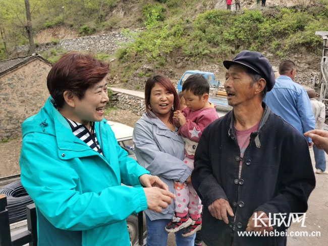 张淑芬在村里走访调研。 王文坡供图