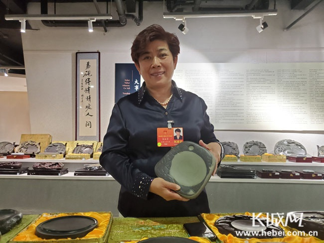 张淑芬展示易水砚。刘鑫鹏 摄