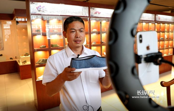 刘五代在直播中推销自己生产的鞋子。长城新媒体记者 张晨光 摄