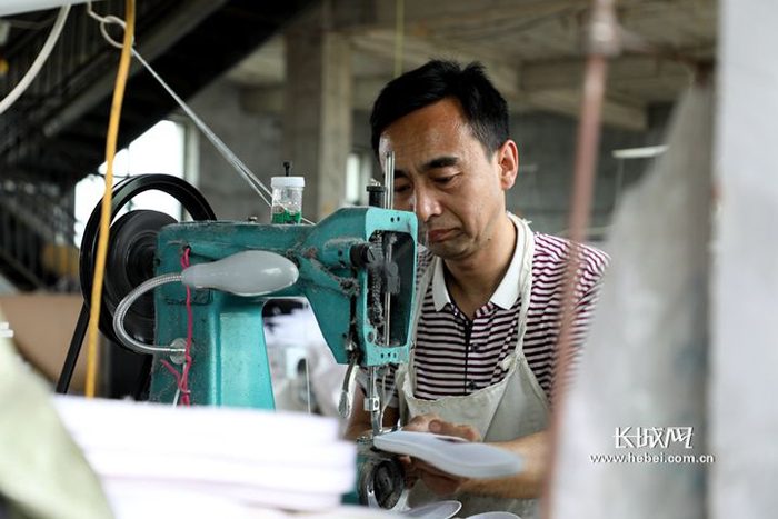 当地村民在该厂工作。长城新媒体记者 张晨光 摄