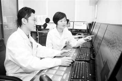  李韵和同事交流工作情况受访者供图