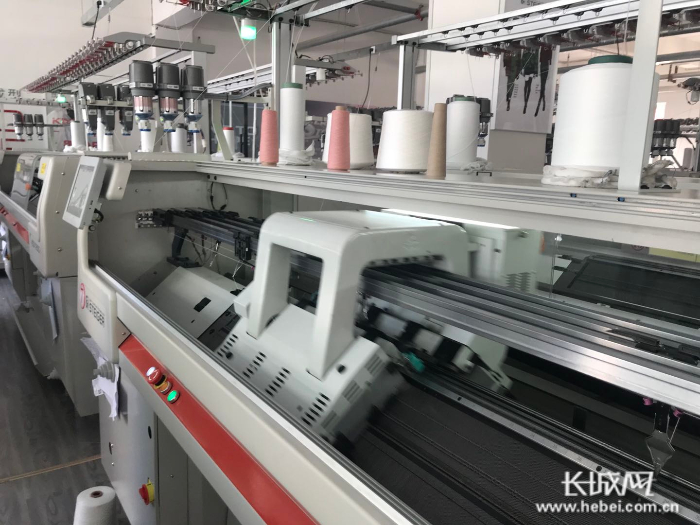 图为慈星一线成型示范工厂车间内，新型电脑横机正在用羊绒纱线织羊绒衫。李萍 供图
