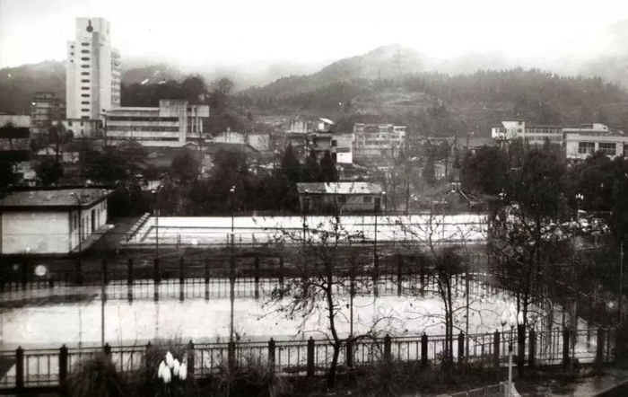 ▲上世纪90年代德铜中区广场