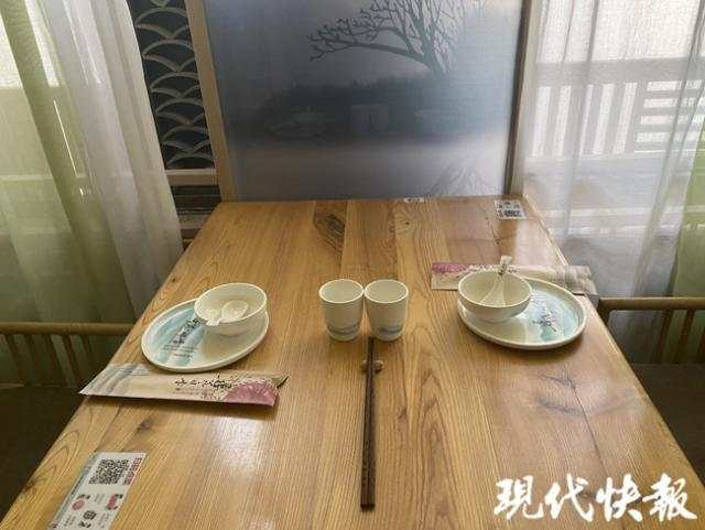 餐馆提供的公筷和自用餐具。（资料图）