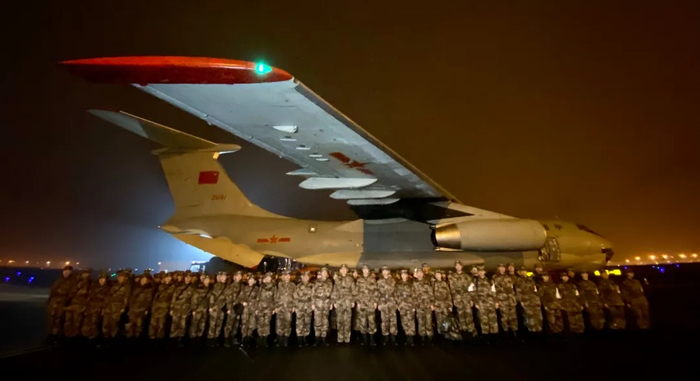 　　1月24日晚，由陆军军医大学抽调精干医务人员组建的医疗队在重庆江北国际机场停机坪集结，飞赴武汉支援抗击新冠肺炎疫情。 新华社发