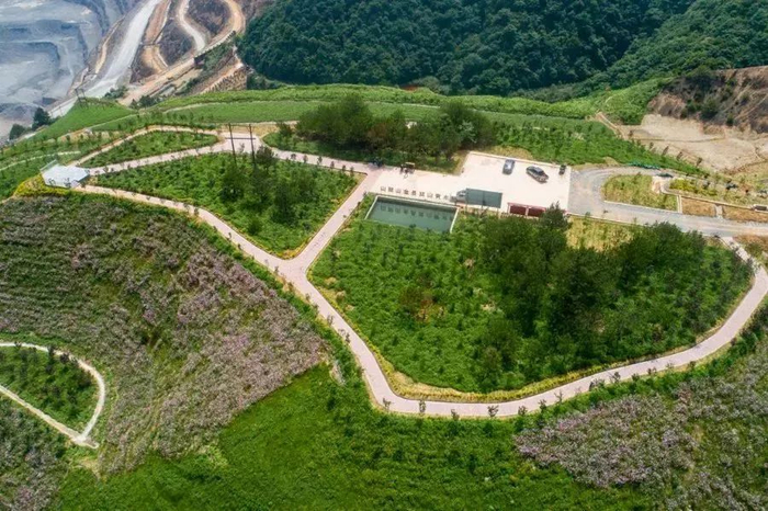 图为5月，完成复垦的德兴铜矿杨桃坞山。