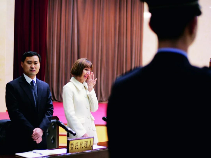 2013年2月3日，“疯狂英语”创始人李阳离婚案在北京市朝阳区法院宣判。法院认定李阳家庭暴力行为成立，判决准予李阳和妻子李金（左二）离婚。图/视觉中国
