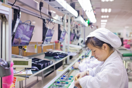 生产线员工熟练使用电子作业指导书,实现无纸化生产