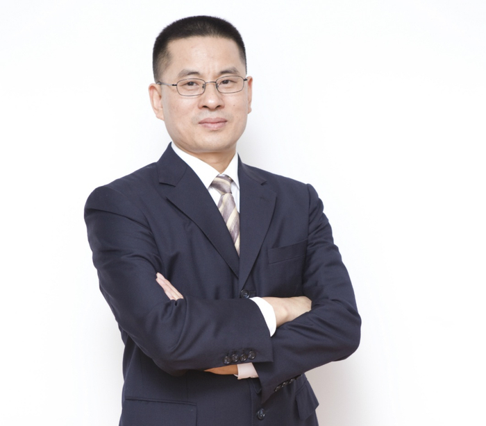 　　新产业董事长饶微