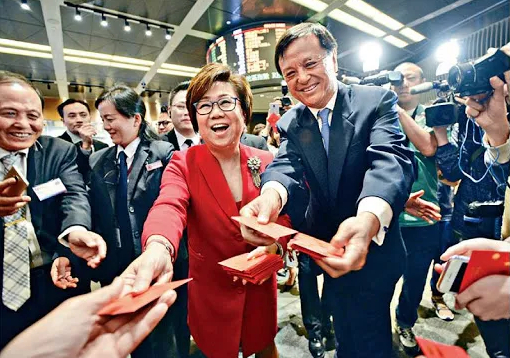 李小加和史美伦给港交所同僚发利是，2019年