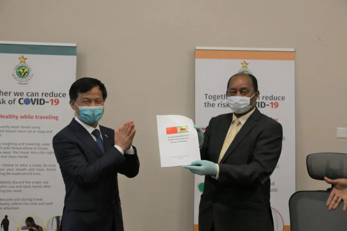 　　▲5月22日，在津巴布韦首都哈拉雷，中国抗疫医疗专家组领队祝益民（左）向津卫生部长奥巴代亚·莫约递交《新冠肺炎疫情防控国家建议书》。新华社记者 张玉亮 摄