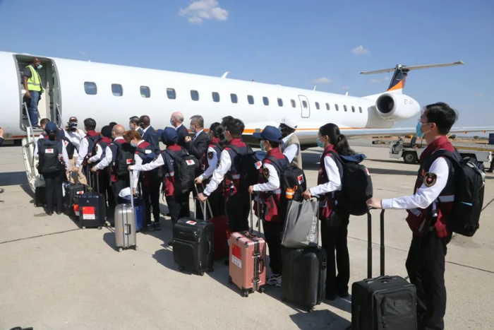 　　▲5月25日，在津巴布韦首都哈拉雷的罗伯特·穆加贝国际机场，中国抗疫医疗专家组成员在登机。新华社记者 张玉亮 摄