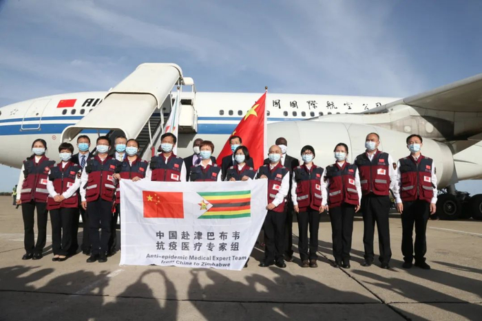 　　▲5月11日，在津巴布韦首都哈拉雷的罗伯特·穆加贝国际机场，中国抗疫医疗专家组成员合影。新华社记者 张玉亮 摄