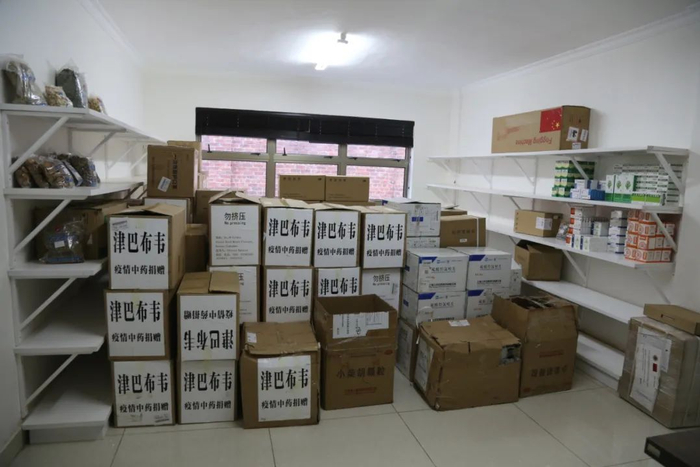 ▲图为津巴布韦华侨向当地新冠定点诊疗医院捐赠的中药。新华社记者 张玉亮 摄